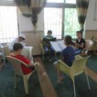 اطفال يقرأون القرآن في مسجد تميم الداري في رام الله