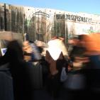 آلاف الفلسطينين يزحفون صوب القدس لأداء صلاة الجمعة الثالثة في رمضان