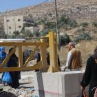 حصار الخليل.. معاناة العبور من 