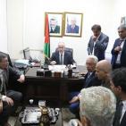 رئيس الوزراء يتفقد معبر الكرامة ويطالب اسرائيل بفتحه 24 ساعة