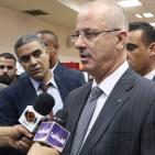 رئيس الوزراء يتفقد معبر الكرامة ويطالب اسرائيل بفتحه 24 ساعة