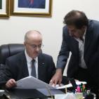 رئيس الوزراء يتفقد معبر الكرامة ويطالب اسرائيل بفتحه 24 ساعة