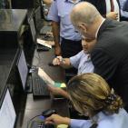 رئيس الوزراء يتفقد معبر الكرامة ويطالب اسرائيل بفتحه 24 ساعة