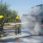 فيديو: اشتعال النيران في حافلة اسرائيلية وسط القدس المحتلة