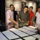 الفنان صابر الرباعي يضع إكليلا من الزهور على قبر محمود درويش