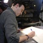 الفنان صابر الرباعي يضع إكليلا من الزهور على قبر محمود درويش