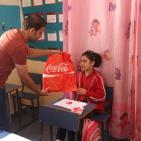 مع بداية العام الدراسي الجديد.. شركة المشروبات الوطنية كوكاكولا/كابي وشركة راية توزعان الهدايا على طلاب جمعية الياسمين