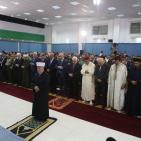 الرئيس يؤدي صلاة العيد في مسجد التشريفات ويضع إكليلا من الزهور على ضريح الشهيد عرفات