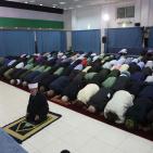 الرئيس يؤدي صلاة العيد في مسجد التشريفات ويضع إكليلا من الزهور على ضريح الشهيد عرفات