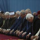 الرئيس يؤدي صلاة العيد في مسجد التشريفات ويضع إكليلا من الزهور على ضريح الشهيد عرفات