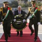 الرئيس يؤدي صلاة العيد في مسجد التشريفات ويضع إكليلا من الزهور على ضريح الشهيد عرفات