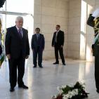 الرئيس يؤدي صلاة العيد في مسجد التشريفات ويضع إكليلا من الزهور على ضريح الشهيد عرفات