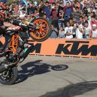 سائق الدرجات النارية الشهير باجروس ينظم عرضا استعراضيا في رام الله