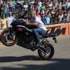 سائق الدرجات النارية الشهير باجروس ينظم عرضا استعراضيا في رام الله