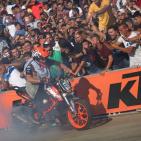 سائق الدرجات النارية الشهير باجروس ينظم عرضا استعراضيا في رام الله