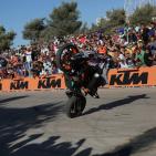 سائق الدرجات النارية الشهير باجروس ينظم عرضا استعراضيا في رام الله