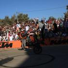 سائق الدرجات النارية الشهير باجروس ينظم عرضا استعراضيا في رام الله