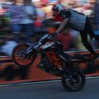 سائق الدرجات النارية الشهير باجروس ينظم عرضا استعراضيا في رام الله