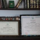 في غزة.. عامل البناء بدرجة الدكتوراة !