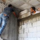 في غزة.. عامل البناء بدرجة الدكتوراة !