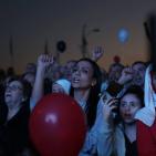 مئات الفلسطينيين يغنون 