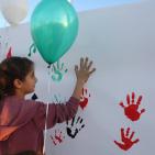 مئات الفلسطينيين يغنون 