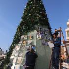 شجرة الميلاد بالعيزرية.. بصور الشهداء