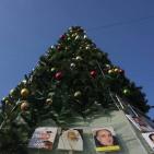 شجرة الميلاد بالعيزرية.. بصور الشهداء