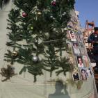 شجرة الميلاد بالعيزرية.. بصور الشهداء