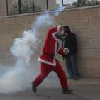 قوات الاحتلال تقمع بالرصاص والغاز مسيرة لـ