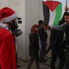 قوات الاحتلال تقمع بالرصاص والغاز مسيرة لـ