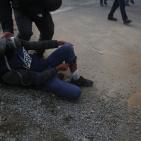 قوات الاحتلال تقمع بالرصاص والغاز مسيرة لـ