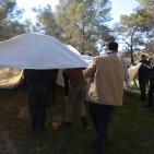 الاحتلال يحاصر قرية باب الشمس ويعتقل 6 نشطاء