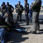 الاحتلال يحاصر قرية باب الشمس ويعتقل 6 نشطاء