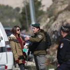 الاحتلال يحاصر قرية باب الشمس ويعتقل 6 نشطاء