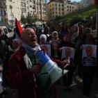 وقفة احتجاجية امام الصليب الأحمر ضد قانون