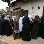 غزة: طابور أصحاب الشؤون الاجتماعية لاستلام المساعدات المالية