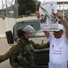 صحفيون يعتصمون أمام حاجز 