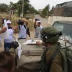 صحفيون يعتصمون أمام حاجز 