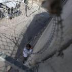 مواطنون يتسلقون جدار الفصل لاداء صلاة الجمعة الاخيرة في الاقصى