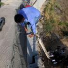 مواطنون يتسلقون جدار الفصل لاداء صلاة الجمعة الاخيرة في الاقصى