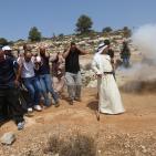 قوات الاحتلال تعتدي على المصلين في رأس كركر