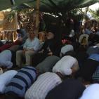 قوات الاحتلال تعتدي على المصلين والمتضامنين في الخان الأحمر