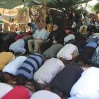 قوات الاحتلال تعتدي على المصلين والمتضامنين في الخان الأحمر