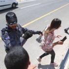 قوات الاحتلال تعتدي على المصلين والمتضامنين في الخان الأحمر