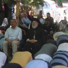 قوات الاحتلال تعتدي على المصلين والمتضامنين في الخان الأحمر