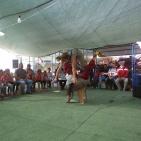 فرقة إسبانية تقدم عرضا للاطفال في قرية الخان الاحمر