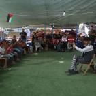 فرقة إسبانية تقدم عرضا للاطفال في قرية الخان الاحمر