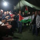 أجواء من البهجة في صفوف المعتصمين في الخان الاحمر بعد قرار الاحتلال تجميد عملية الهدم