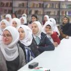 طالبات يعرضن مبادرة حول مخاطر وسائل التواصل الاجتماعي